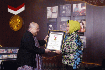 Pendiri Museum Rekor Dunia-Indonesia (MURI) Jaya Suprana (kiri) menganugerahkan rekor MURI kepada Hetty Koes Endang.