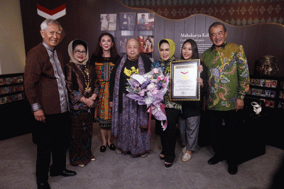Pendiri Museum Rekor Dunia-Indonesia (MURI) Jaya Suprana (kiri) menganugerahkan rekor MURI kepada Hetty Koes Endang.