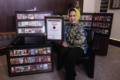 Pendiri Museum Rekor Dunia-Indonesia (MURI) Jaya Suprana (kiri) menganugerahkan rekor MURI kepada Hetty Koes Endang.
