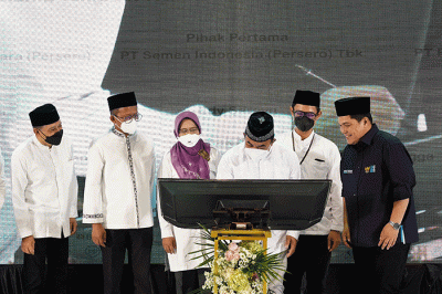 Direktur SDM dan Umum SIG, Agung Wiharto (ketiga kiri) bersama Menteri BUMN, Erick Thohir menyerahkan bantuan alat pembelajaran kepada ustadz M. Zaenal Arifin.