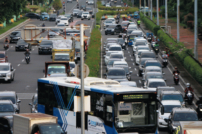 Pengendara antre untuk memasuki kawasan Pekan Raya Jakarta 2022 di kawasan Kemayoran, Jakarta, Sabtu (11/6/2022).