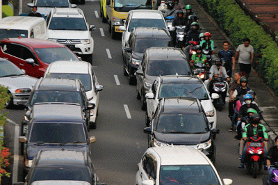 Pengendara antre untuk memasuki kawasan Pekan Raya Jakarta 2022 di kawasan Kemayoran, Jakarta, Sabtu (11/6/2022).