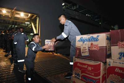 Prajurit TNI AL memasukkan logistik ke KRI Makassar-590 di Demaga Ujung Koarmada II Surabaya, Jawa Timur, Sabtu (11/6/2022).