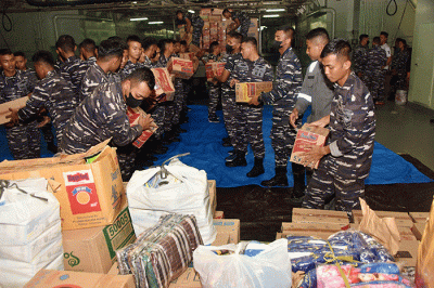 Prajurit TNI AL memasukkan logistik ke KRI Makassar-590 di Demaga Ujung Koarmada II Surabaya, Jawa Timur, Sabtu (11/6/2022).