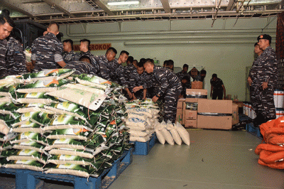 Prajurit TNI AL memasukkan logistik ke KRI Makassar-590 di Demaga Ujung Koarmada II Surabaya, Jawa Timur, Sabtu (11/6/2022).