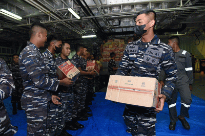 Prajurit TNI AL memasukkan logistik ke KRI Makassar-590 di Demaga Ujung Koarmada II Surabaya, Jawa Timur, Sabtu (11/6/2022).