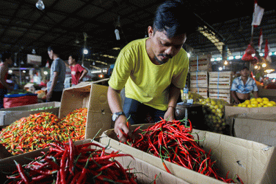 Pedagang saat merapikan cabai merah keriting di Pasar Induk Kramat Jati, Jakarta Timur, Jumat (10/6/2022).
