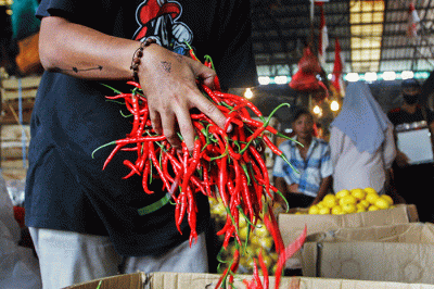 Pedagang saat merapikan cabai merah keriting di Pasar Induk Kramat Jati, Jakarta Timur, Jumat (10/6/2022).
