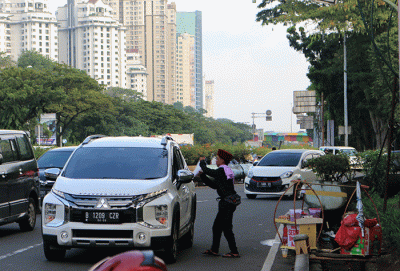 Pedagang membuat kerak telor di kawasan Jalan Benyamin Sueb, Jakarta, Sabtu (11/6/2022).
