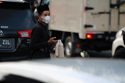 Pedagang membuat kerak telor di kawasan Jalan Benyamin Sueb, Jakarta, Sabtu (11/6/2022).