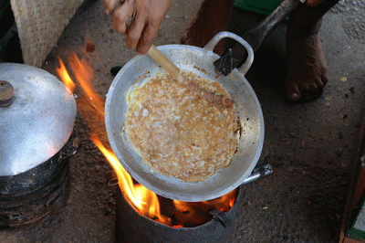 Pedagang membuat kerak telor di kawasan Jalan Benyamin Sueb, Jakarta, Sabtu (11/6/2022).