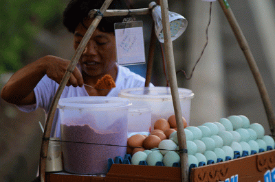 Pedagang membuat kerak telor di kawasan Jalan Benyamin Sueb, Jakarta, Sabtu (11/6/2022).