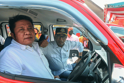 Menteri Perhubungan Budi Karya Sumadi didampingi Gubernur Sumsel Herman Deru meluncurkan angkot modern feeder Musi Emas penghubung LRT dan BRT.