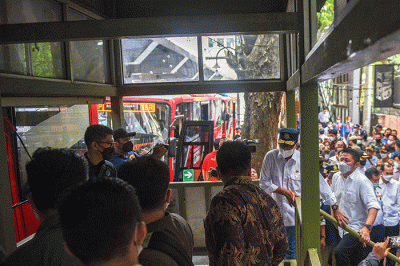 Menteri Perhubungan Budi Karya Sumadi didampingi Gubernur Sumsel Herman Deru meluncurkan angkot modern feeder Musi Emas penghubung LRT dan BRT.