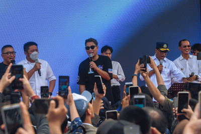 Menteri Perhubungan Budi Karya Sumadi didampingi Gubernur Sumsel Herman Deru meluncurkan angkot modern feeder Musi Emas penghubung LRT dan BRT.