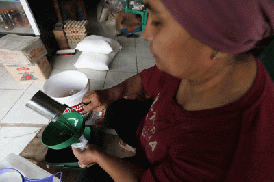 Pedagang mengemas minyak goreng curah di salah satu toko kawasan Kota Bekasi, Jawa Barat, Sabtu (11/6/2022).