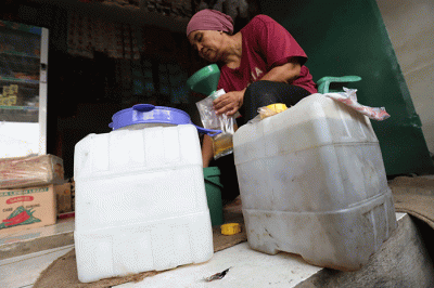 Pedagang mengemas minyak goreng curah di salah satu toko kawasan Kota Bekasi, Jawa Barat, Sabtu (11/6/2022).