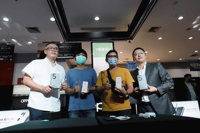 CEO Oppo Indonesia Jim Zhang (kanan) dan CEO of 3C Erajaya Group Joy Wahjudi berfoto bersama saat hari pertama penjualan di Erafone Summarecon.