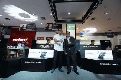 CEO Oppo Indonesia Jim Zhang (kanan) dan CEO of 3C Erajaya Group Joy Wahjudi berfoto bersama saat hari pertama penjualan di Erafone Summarecon.