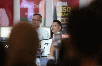 CEO Oppo Indonesia Jim Zhang (kanan) dan CEO of 3C Erajaya Group Joy Wahjudi berfoto bersama saat hari pertama penjualan di Erafone Summarecon.