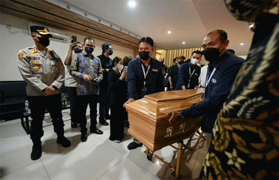 Jenazah putra sulung Gubernur Jawa Barat Ridwan Kamil, Emmeril Kahn Mumtadz atau Eril, tiba di tanah air, Minggu (12/6/2022).