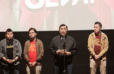 Menko Marves RI Luhut Binsar Pandjaitan (tengah) saat menonton film Ngeri-Ngeri Sedap di XXI Epincentrum, Jakarta Selatan, Sabtu (11/6/2022).