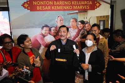 Menko Marves RI Luhut Binsar Pandjaitan (tengah) saat menonton film Ngeri-Ngeri Sedap di XXI Epincentrum, Jakarta Selatan, Sabtu (11/6/2022).