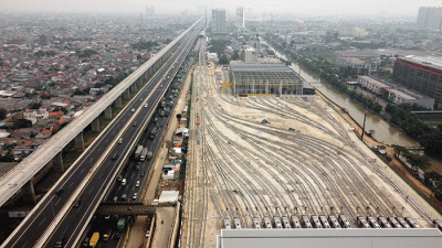 Rangkaian kereta LRT (Light Rail Transit) terparkir di Depo Jatimulya, Bekasi, Jawa Barat, Senin (13/6/2022).