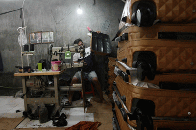 Aktivitas perajin koper fiber, Ghulam Koper di Jalan Ayodyapala Krobokan Semarang tengah memasang roda dan melakukan finishing.