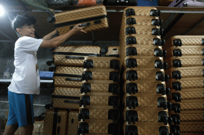 Aktivitas perajin koper fiber, Ghulam Koper di Jalan Ayodyapala Krobokan Semarang tengah memasang roda dan melakukan finishing.