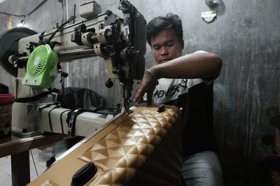 Aktivitas perajin koper fiber, Ghulam Koper di Jalan Ayodyapala Krobokan Semarang tengah memasang roda dan melakukan finishing.