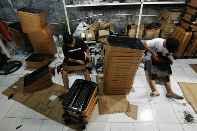 Aktivitas perajin koper fiber, Ghulam Koper di Jalan Ayodyapala Krobokan Semarang tengah memasang roda dan melakukan finishing.