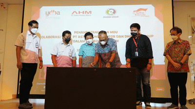 Penandatanganan MoU kolaborasi YDBA, PT Astra Honda Motor dan Dharma Group dalam Pembinaan UMKM yang diselenggarakan di Galeri UKM YDBA, Senin (13/6/2022).