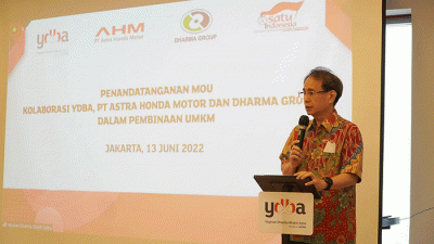 Penandatanganan MoU kolaborasi YDBA, PT Astra Honda Motor dan Dharma Group dalam Pembinaan UMKM yang diselenggarakan di Galeri UKM YDBA, Senin (13/6/2022).