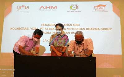 Penandatanganan MoU kolaborasi YDBA, PT Astra Honda Motor dan Dharma Group dalam Pembinaan UMKM yang diselenggarakan di Galeri UKM YDBA, Senin (13/6/2022).
