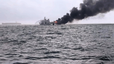 KN Pulau Dana-323 Bakamla RI melaksanakan pemadaman KM Bintang Surya yang terbakar di Perairan Karimun, Selat Malaka, Riau, Minggu (12/6/2022).