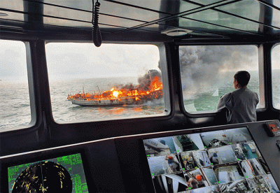 KN Pulau Dana-323 Bakamla RI melaksanakan pemadaman KM Bintang Surya yang terbakar di Perairan Karimun, Selat Malaka, Riau, Minggu (12/6/2022).