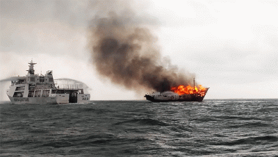 KN Pulau Dana-323 Bakamla RI melaksanakan pemadaman KM Bintang Surya yang terbakar di Perairan Karimun, Selat Malaka, Riau, Minggu (12/6/2022).