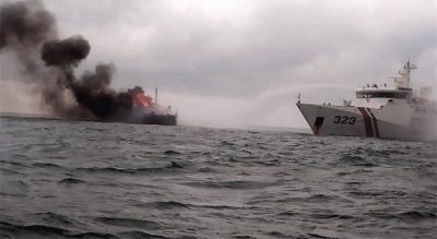 KN Pulau Dana-323 Bakamla RI melaksanakan pemadaman KM Bintang Surya yang terbakar di Perairan Karimun, Selat Malaka, Riau, Minggu (12/6/2022).