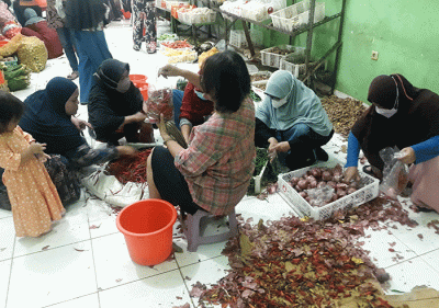 Warga memilih cabai keriting merah di Kota Bekasi, Jawa Barat, Senin (13/6/2022).