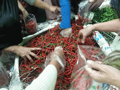 Warga memilih cabai keriting merah di Kota Bekasi, Jawa Barat, Senin (13/6/2022).