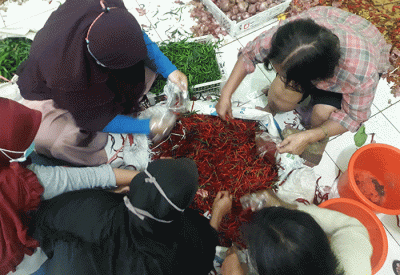 Warga memilih cabai keriting merah di Kota Bekasi, Jawa Barat, Senin (13/6/2022).