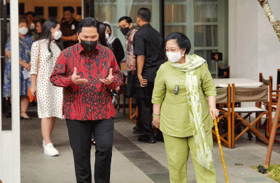 Ketua Umum PDIP Megawati Soekarnoputri (kanan) bersama Menteri BUMN Erick Thohir menyambangi Gedung Sarinah, Jakarta Pusat, Senin (13/6/2022).
