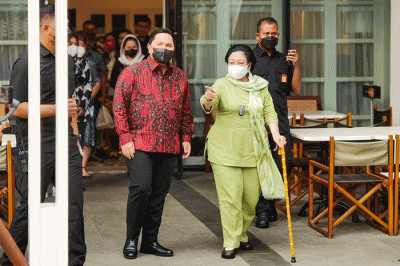 Ketua Umum PDIP Megawati Soekarnoputri (kanan) bersama Menteri BUMN Erick Thohir menyambangi Gedung Sarinah, Jakarta Pusat, Senin (13/6/2022).