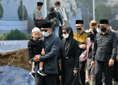 Keluarga Gubernur Jawa Barat Ridwan Kamil membawa foto almarhum Emmeril Kahn Mumtadz sebelum prosesi pemakaman di Cimaung, Banjaran, Kabupaten Bandung.