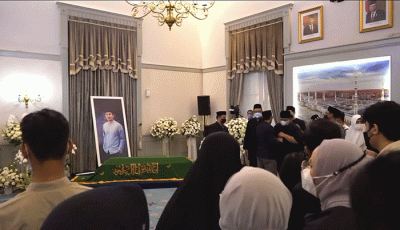 Kerabat mengangkat peti jenazah almarhum Emmeril Kahn Mumtadz saat tiba di Gedung Pakuan, Bandung, Jawa Barat, Minggu (12/6/2022).