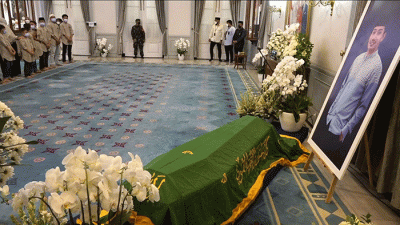 Kerabat mengangkat peti jenazah almarhum Emmeril Kahn Mumtadz saat tiba di Gedung Pakuan, Bandung, Jawa Barat, Minggu (12/6/2022).