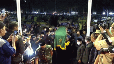 Kerabat mengangkat peti jenazah almarhum Emmeril Kahn Mumtadz saat tiba di Gedung Pakuan, Bandung, Jawa Barat, Minggu (12/6/2022).