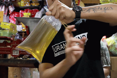 Pedagang menunjukkan minyak goreng curah di Pasar Kebayoran Lama, Jakarta, Senin (13/6/2022).
