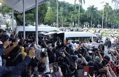Masyarakat dan ratusan pelajar mengiringi keberangkatan jenazah Emmeril Kahn Mumtadz alias Eril menuju pemakaman keluarga di Kecamatan Cimaung.